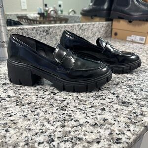 Crown Vintage black patent leather platform loafers women’s dress shoes size 9